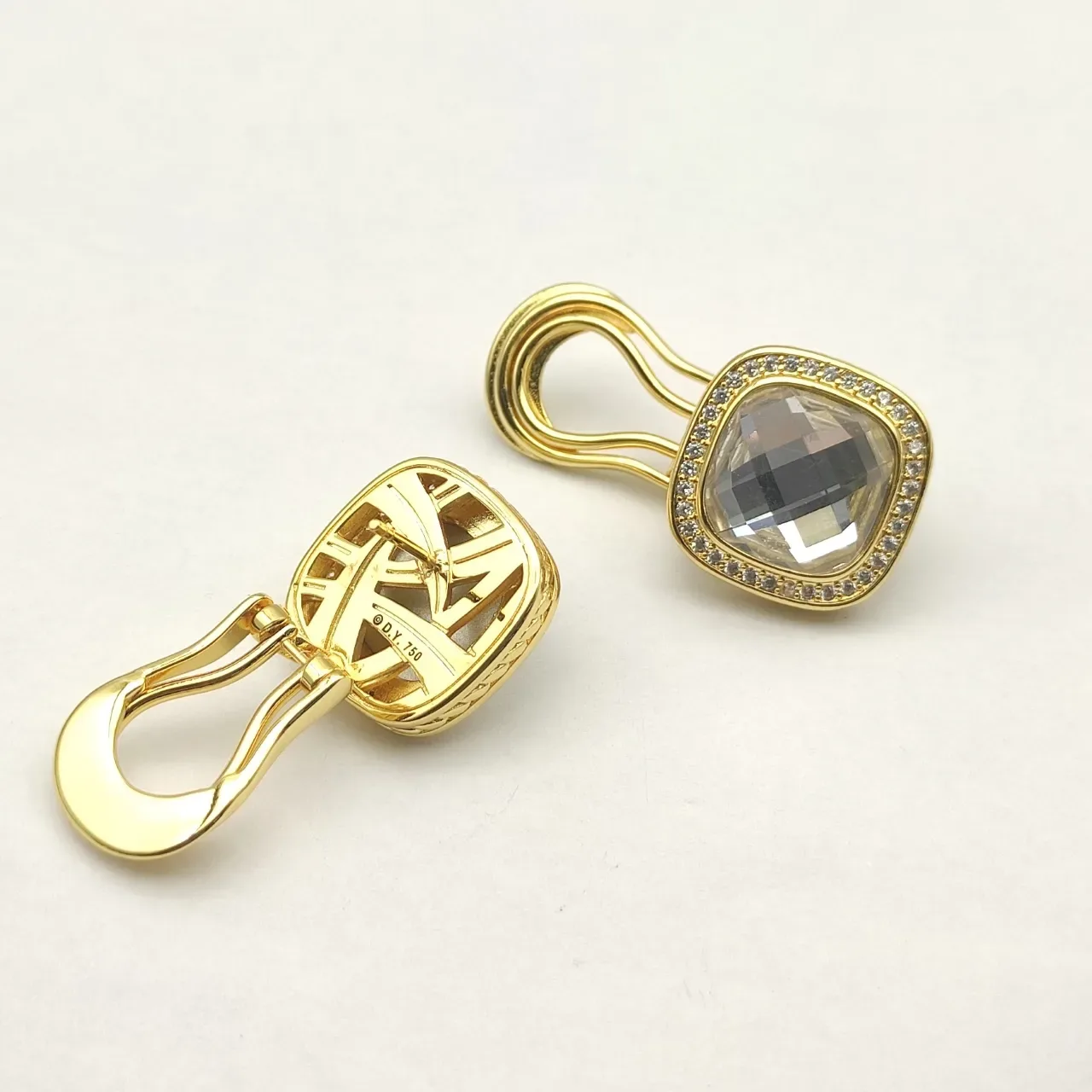 David Yurman أقراط كليب أون ذهبي الدرجة مقصوصة بشكل وسادة مع هالة بفييه 10