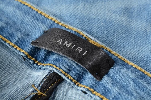 डिस्ट्रेस्ड पैचवर्क स्लिम-फिट लाइट ब्लू जींस 13
