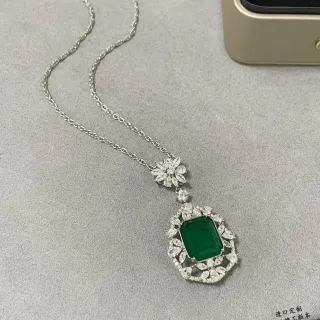 Collier pendentif en gemme verte de coupe émeraude avec halo floral