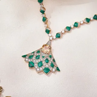 Collier avec pendentif en forme d'éventail en malachite et diamant