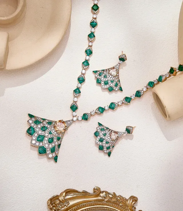 Fan-Shaped Malachite and Diamond Pendant Necklace 5