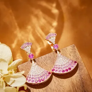 Brincos de gota em forma de leque com gemas pavé