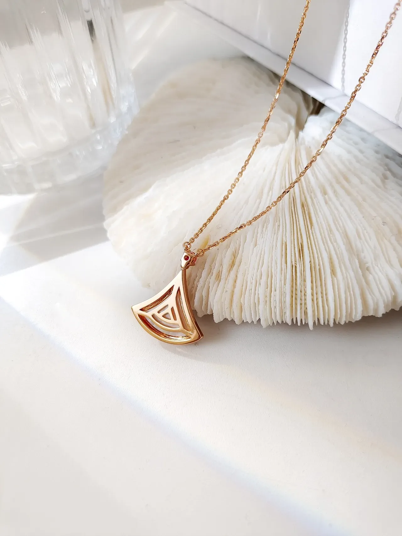 Fan-Shaped Pink Gemstone and Mother-of-Pearl Pendant Necklace 3