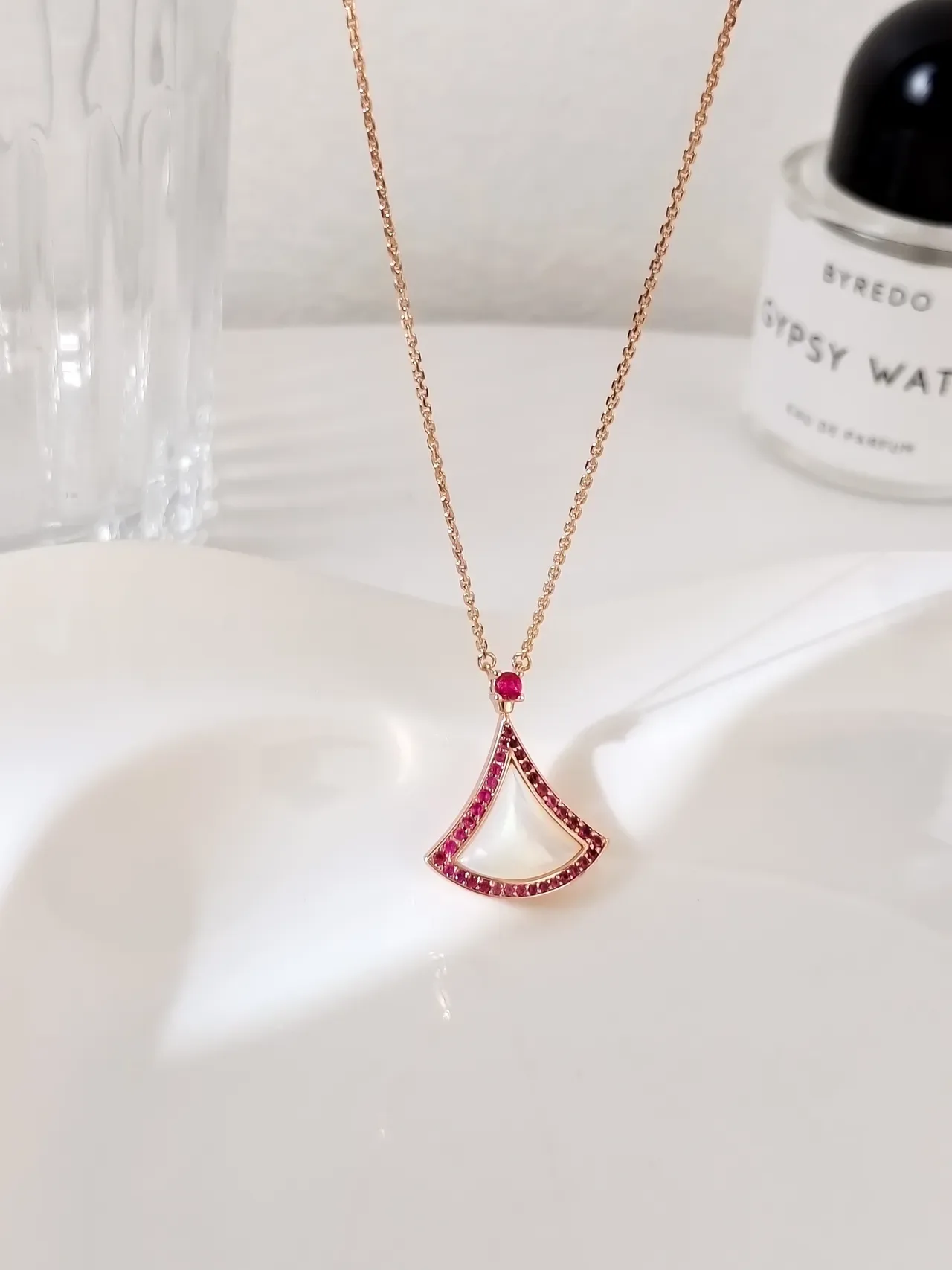 Fan-Shaped Pink Gemstone and Mother-of-Pearl Pendant Necklace 5
