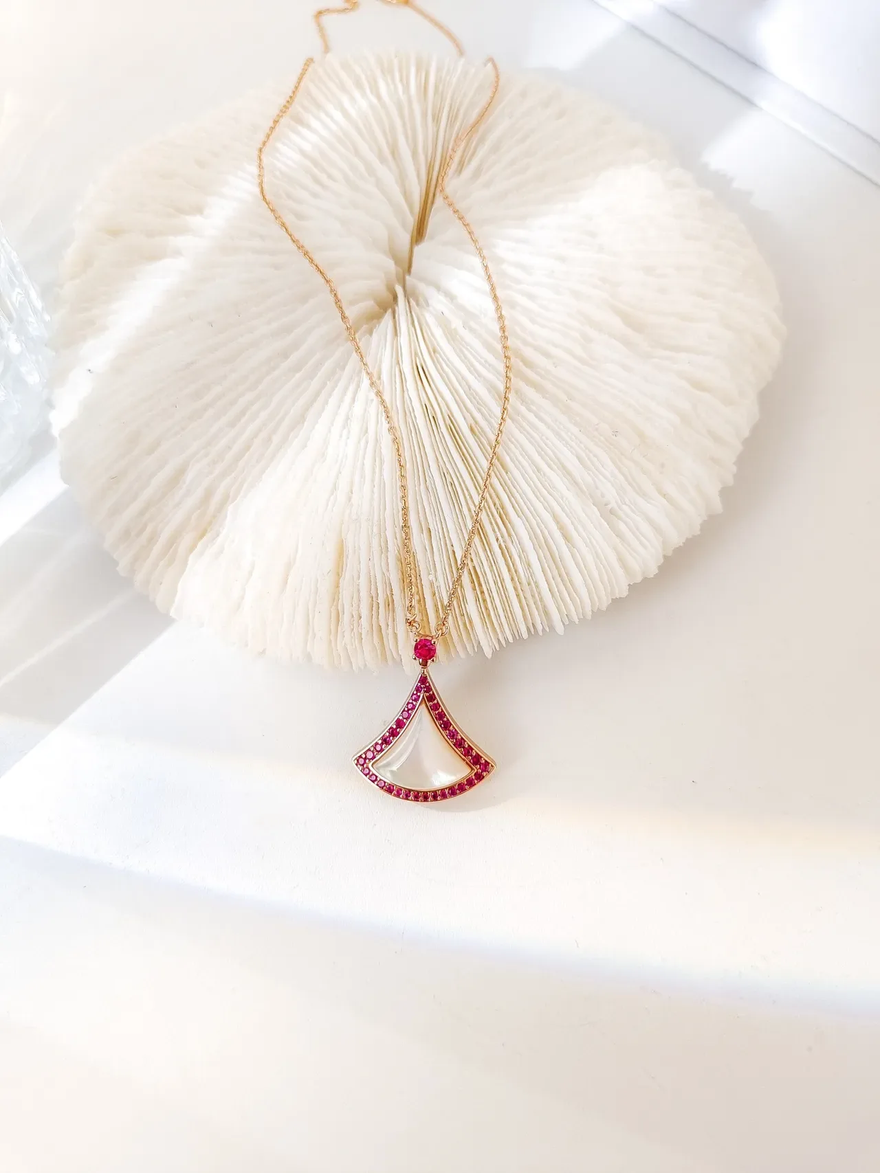 Fan-Shaped Pink Gemstone and Mother-of-Pearl Pendant Necklace 7
