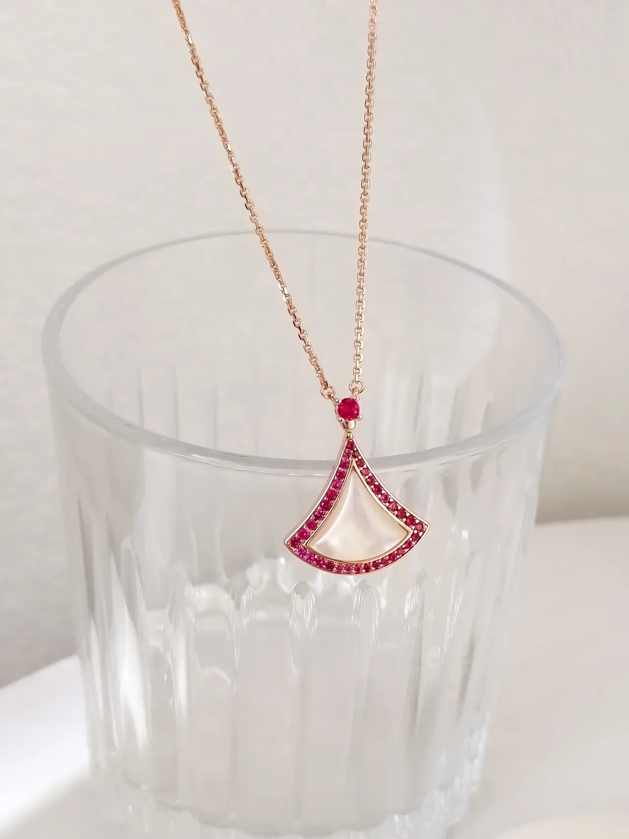 Fan-Shaped Pink Gemstone and Mother-of-Pearl Pendant Necklace 8