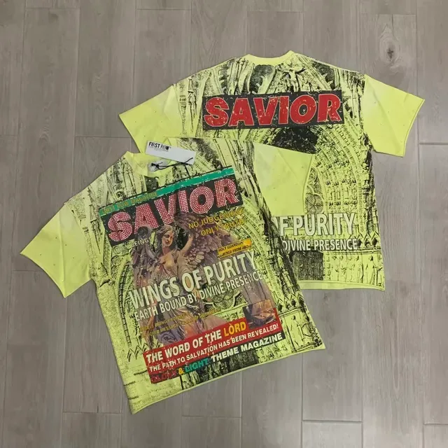 Camiseta amarela FIRST ROW com estampa gráfica de capa de revista 4