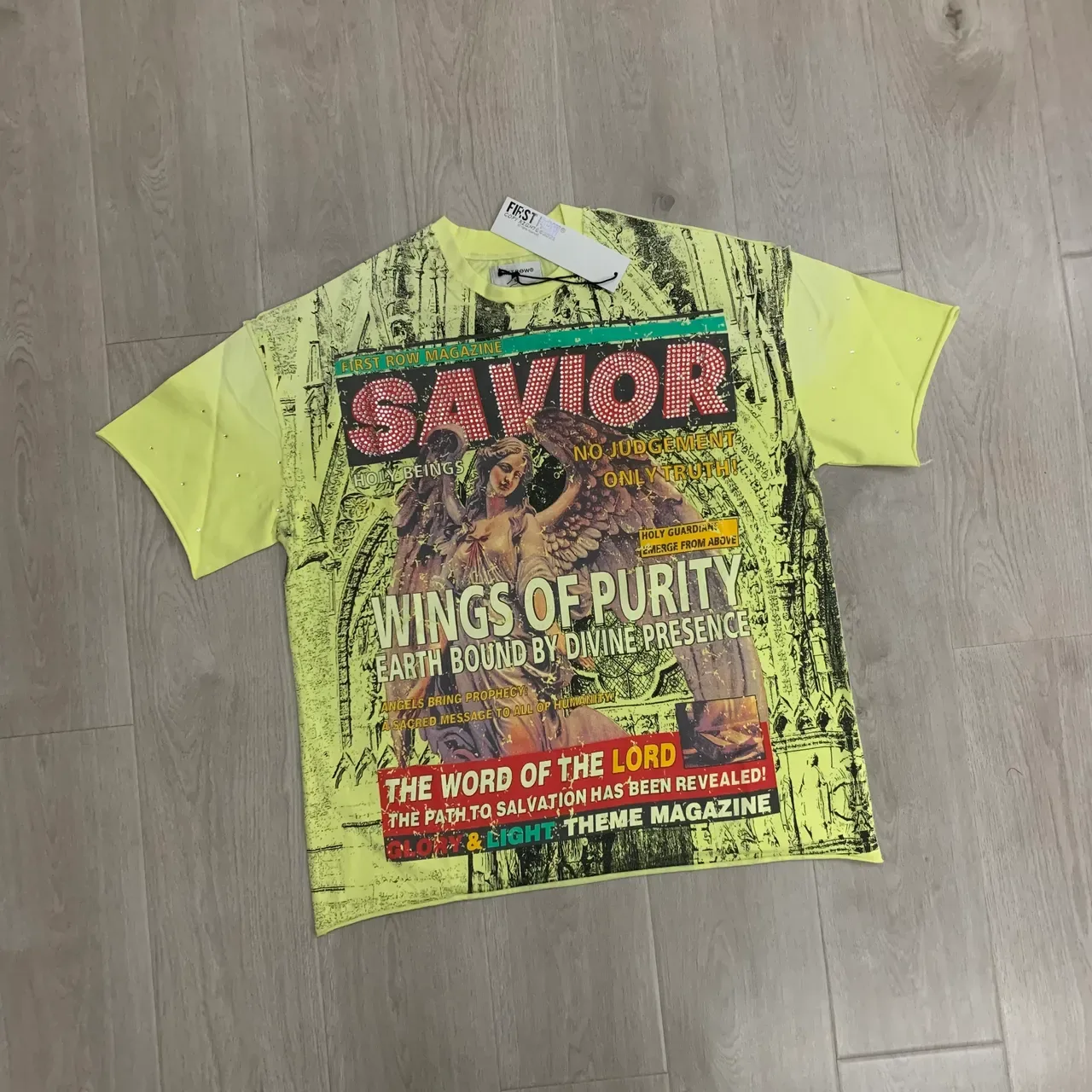 Camiseta amarela FIRST ROW com estampa gráfica de capa de revista 5