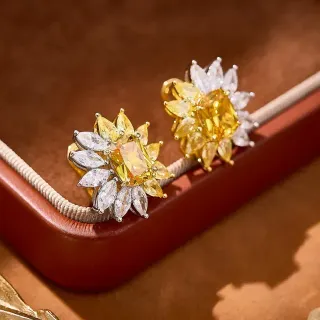 Brincos com motivo floral de gemas amarelas e transparentes