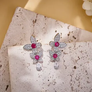 أقراط زهورية مرصعة بالياقوت والماس