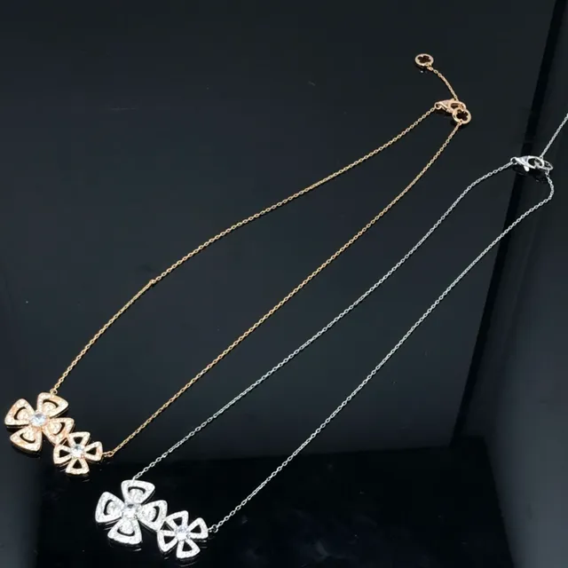 Colar com pingente em forma de flor pavé de cristal 2
