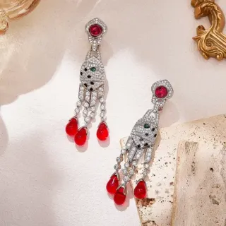 Brincos pendentes geométricos com pavé de diamantes e gemas vermelhas