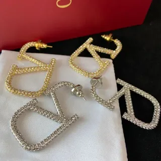 Brincos Stud de Cristal Encimados Geométricos de Letra em Ouro e Prata