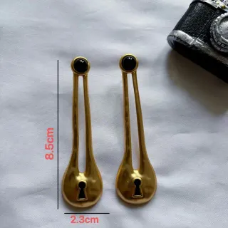 Brincos de metal polido com silhueta de gota em corte keyhole dourado preto