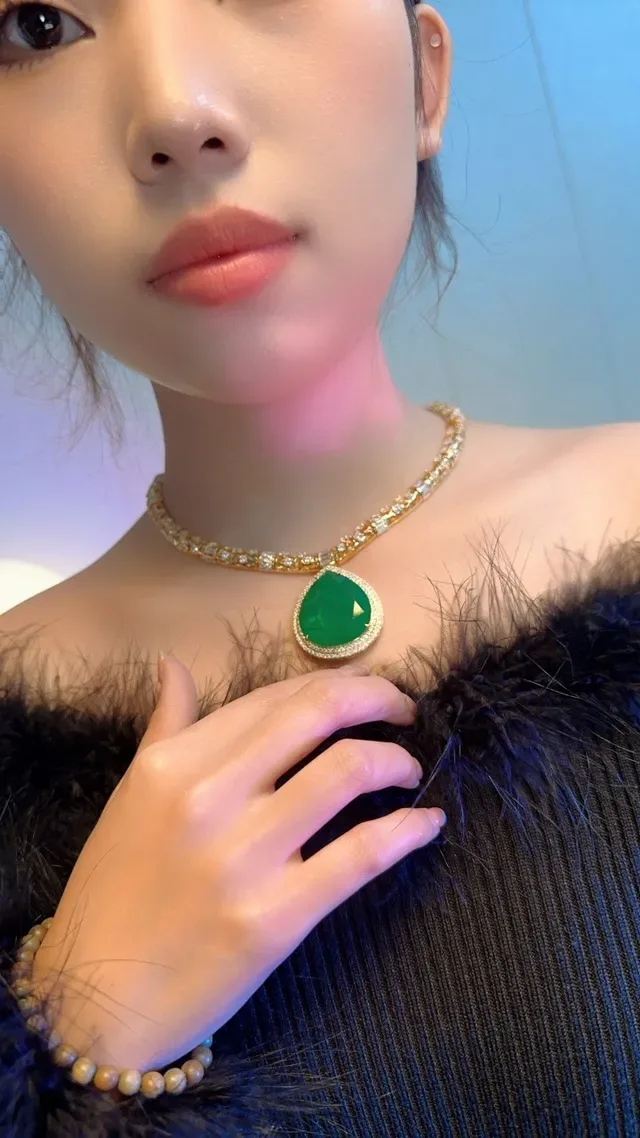 Gold Green Intricate Link Chain Pear-Shaped Gemstone Pendant Necklace 2