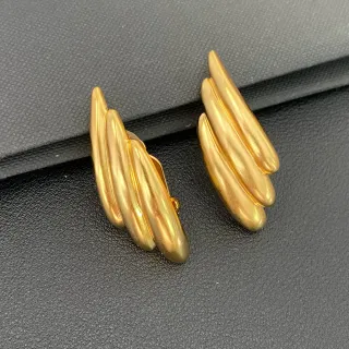 Brincos de ouro em camadas alongados em forma de lágrima escultórica