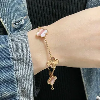 سوار سلسلة ذهبية وردية مع تعاويذ كلفر