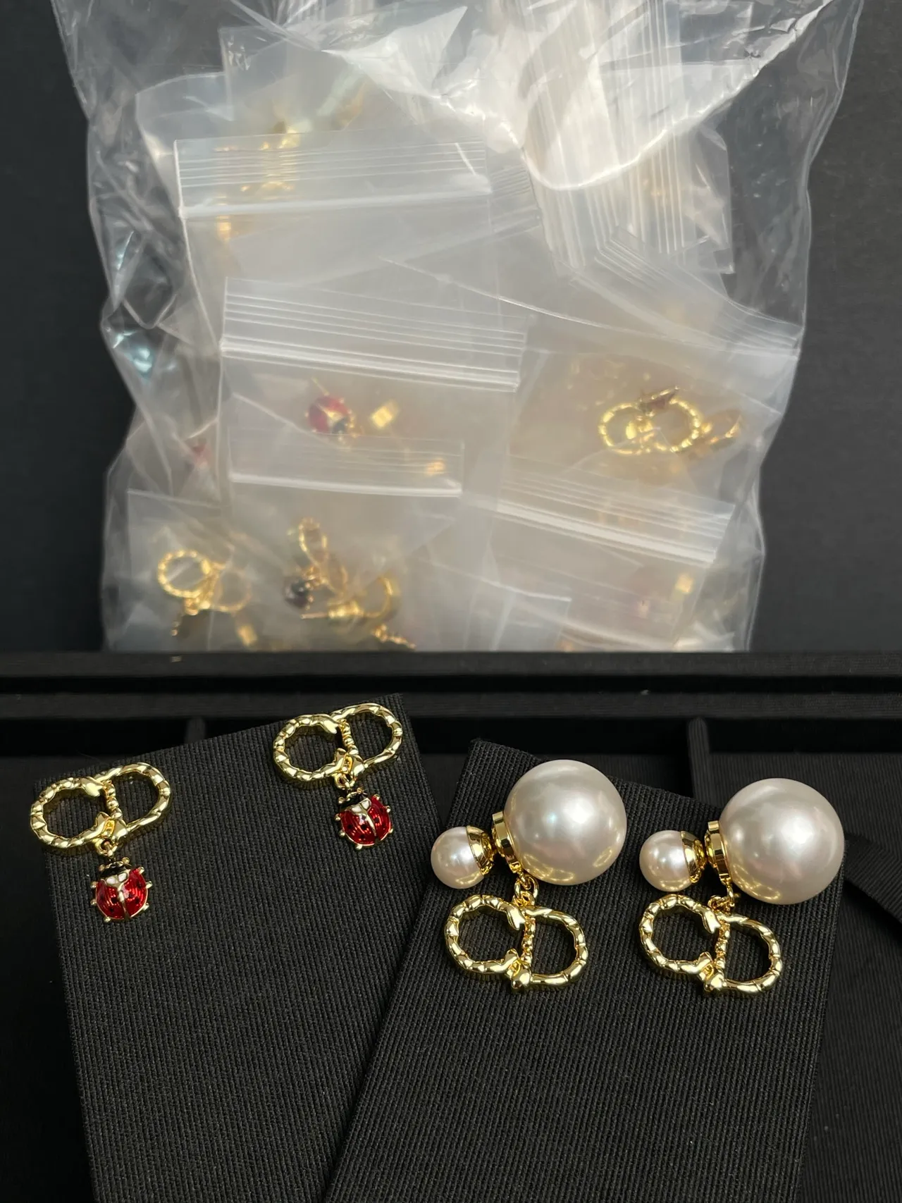Aros dorados rojos texturizados de bambú esmaltados mariquita colgantes aretes 2