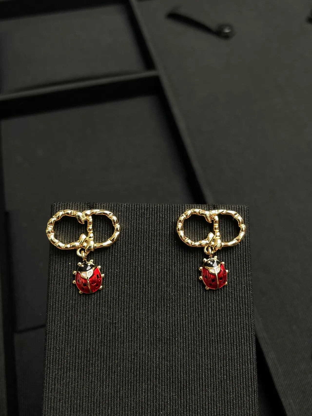 Aros dorados rojos texturizados de bambú esmaltados mariquita colgantes aretes 3