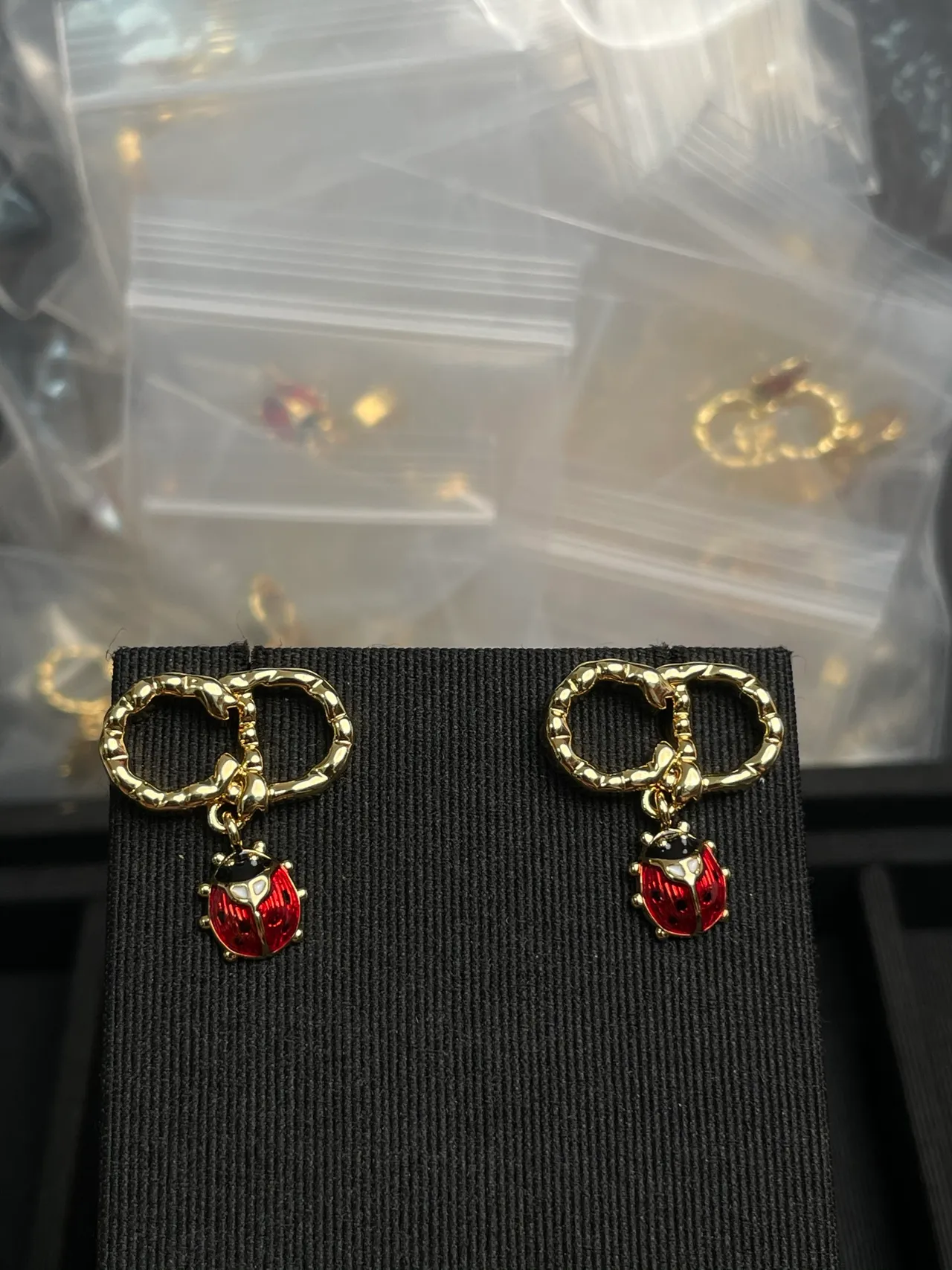 Aros dorados rojos texturizados de bambú esmaltados mariquita colgantes aretes 4