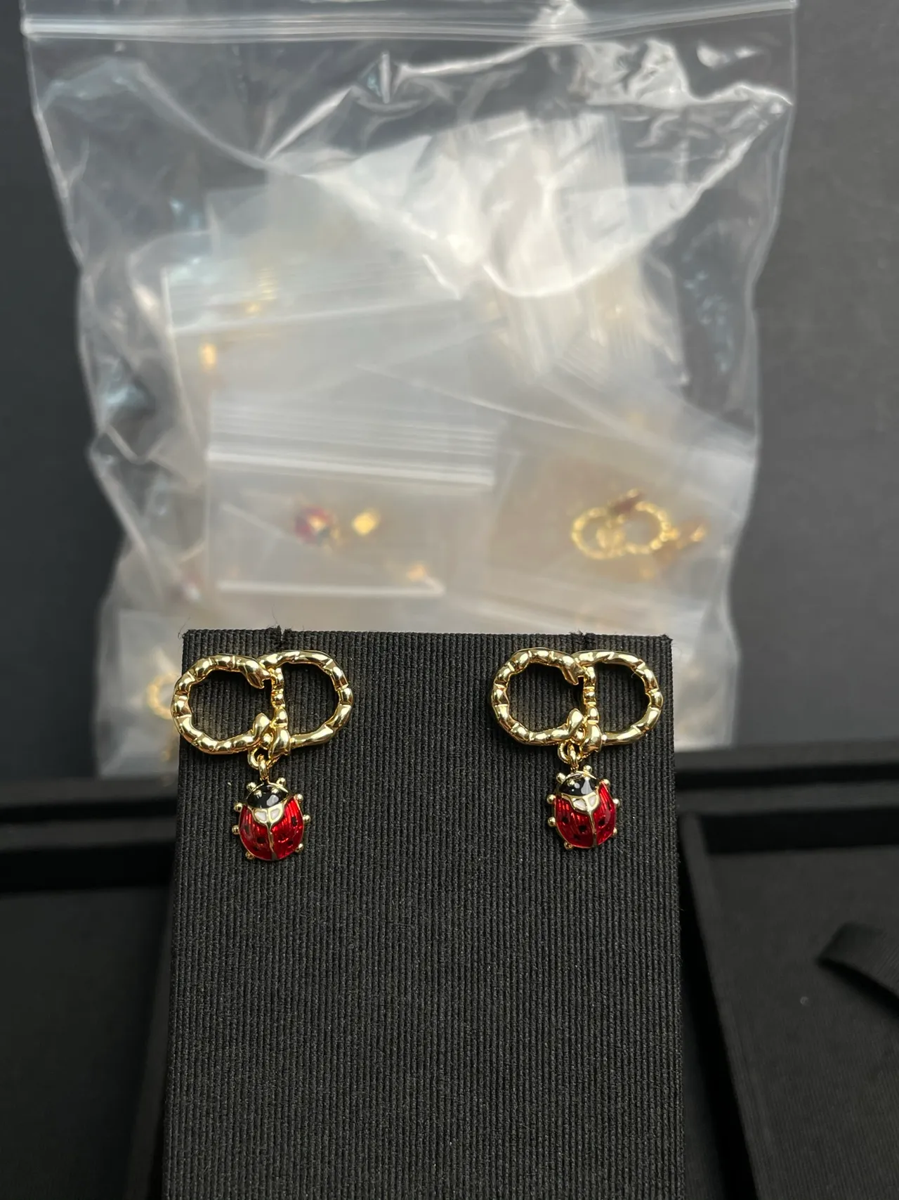 Aros dorados rojos texturizados de bambú esmaltados mariquita colgantes aretes 5