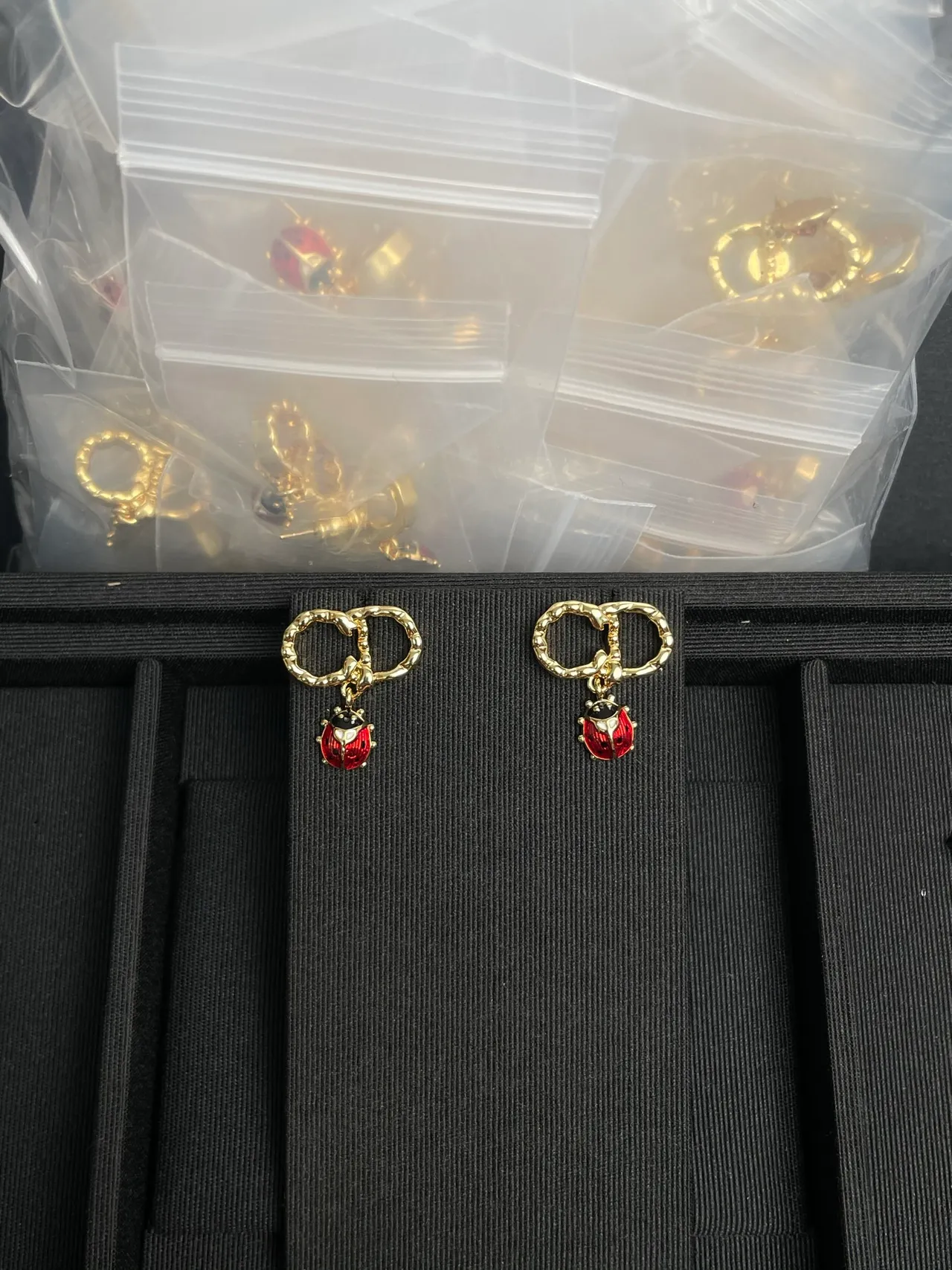 Aros dorados rojos texturizados de bambú esmaltados mariquita colgantes aretes 6