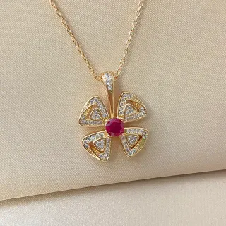 Collier pendentif trèfle à quatre pétales rouge en or pavé de pierres transparentes