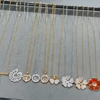 Collier avec chaînes d'or et argent, pendentifs en émail floral et cœur