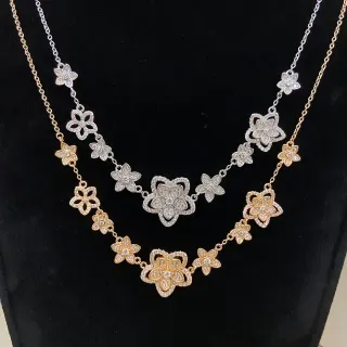 Collier avec motif floral et pierres pavé-set en or et argent