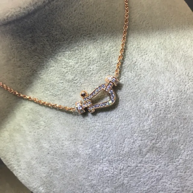 Collier pendentif en forme de U de or et argent avec cristaux pavé-set 5