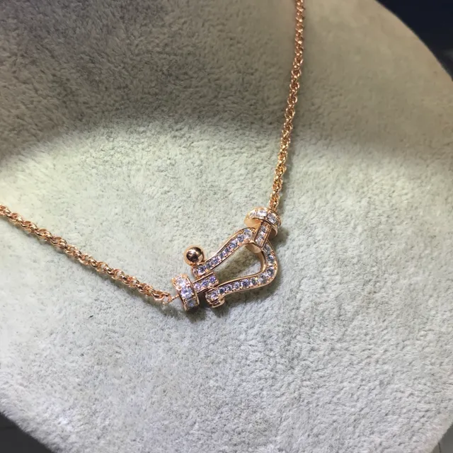 Collier pendentif en forme de U de or et argent avec cristaux pavé-set 6