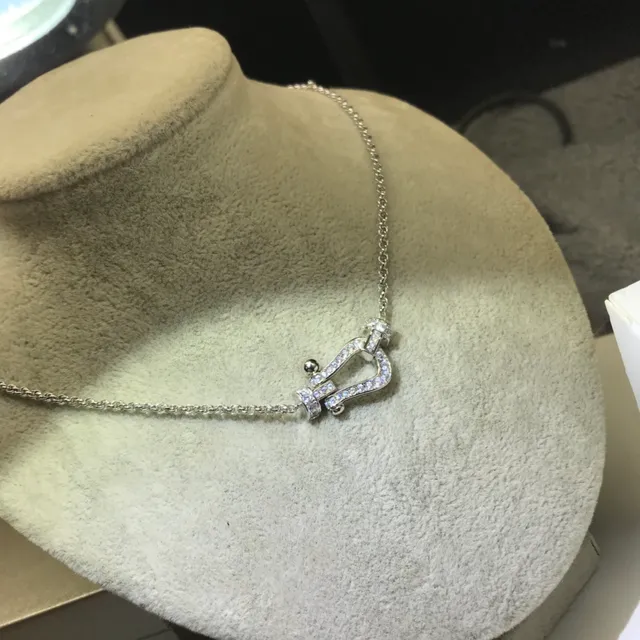 Collier pendentif en forme de U de or et argent avec cristaux pavé-set 7