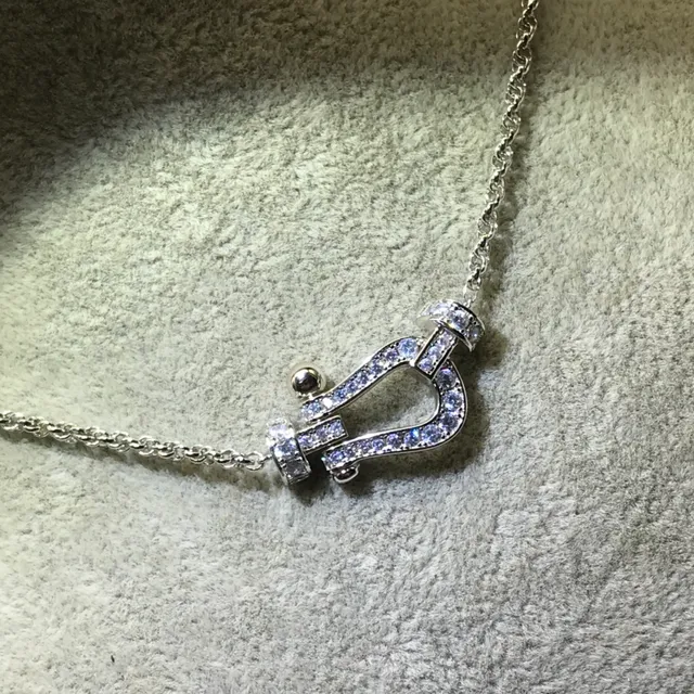 Collier pendentif en forme de U de or et argent avec cristaux pavé-set 8