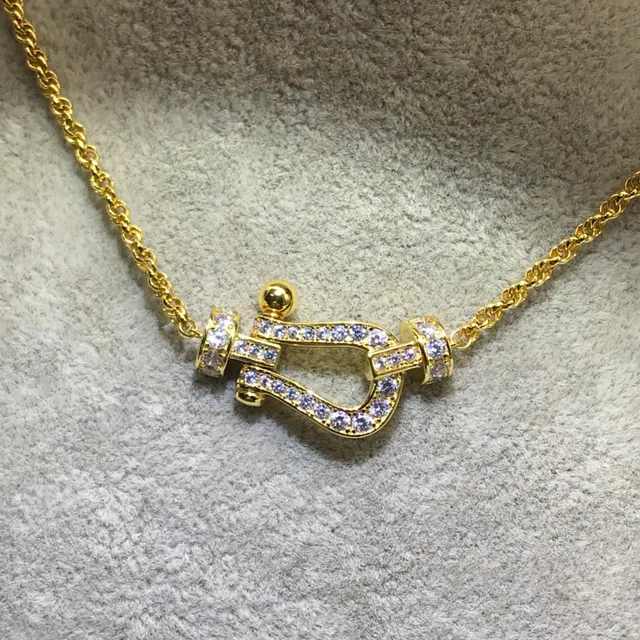 Collier pendentif en forme de U de or et argent avec cristaux pavé-set 9