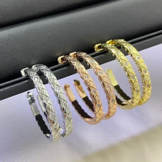 Brincos de ouro e prata com banda de padrão diamante quilted com pedras pavê