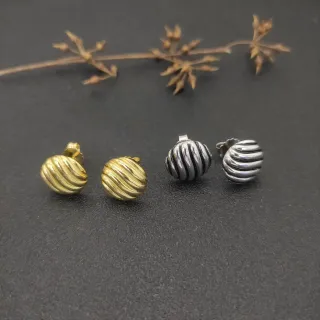 Brincos com forma esférica de ouro e prata com relevo