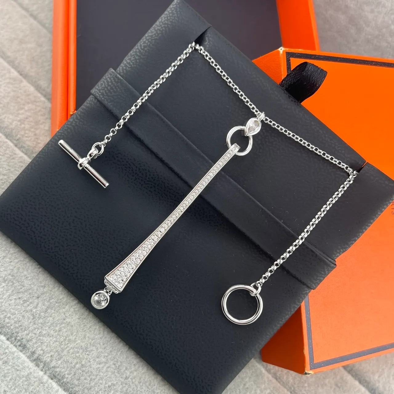 قلادة ذهبية فضية بار tapered مع حجر pavé-set 3