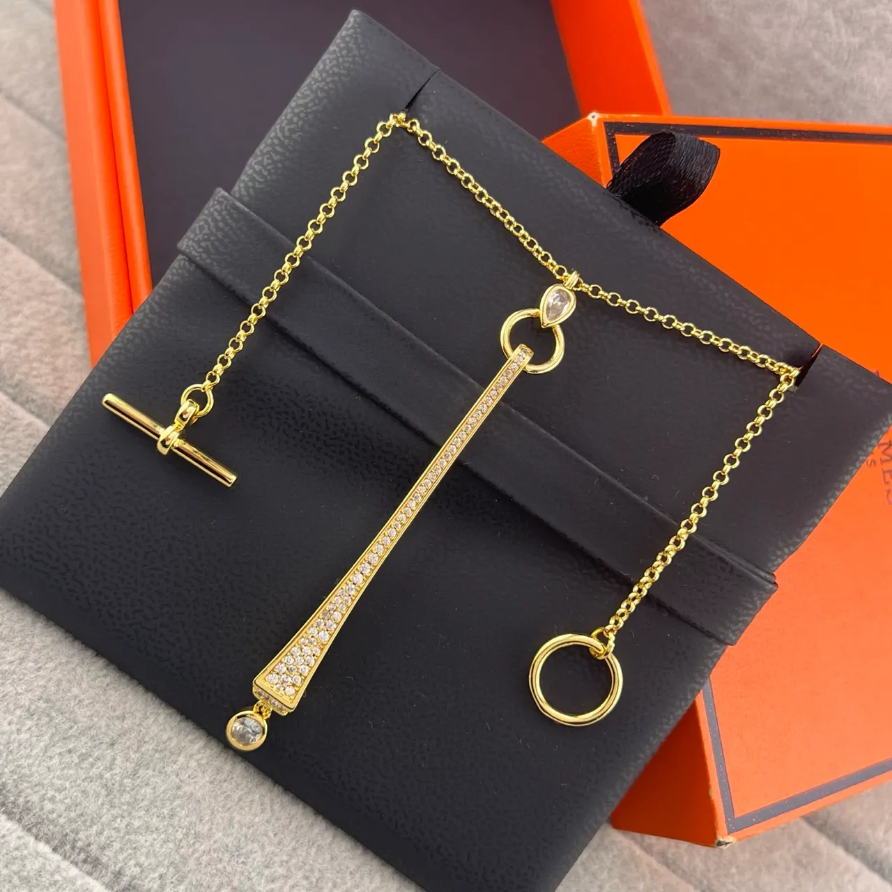 قلادة ذهبية فضية بار tapered مع حجر pavé-set 4