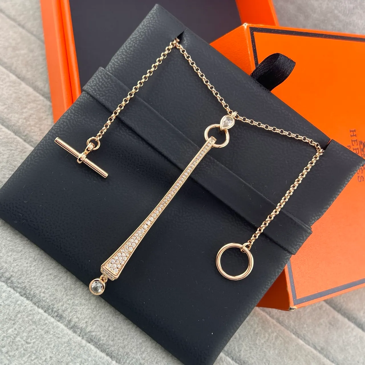 قلادة ذهبية فضية بار tapered مع حجر pavé-set 5