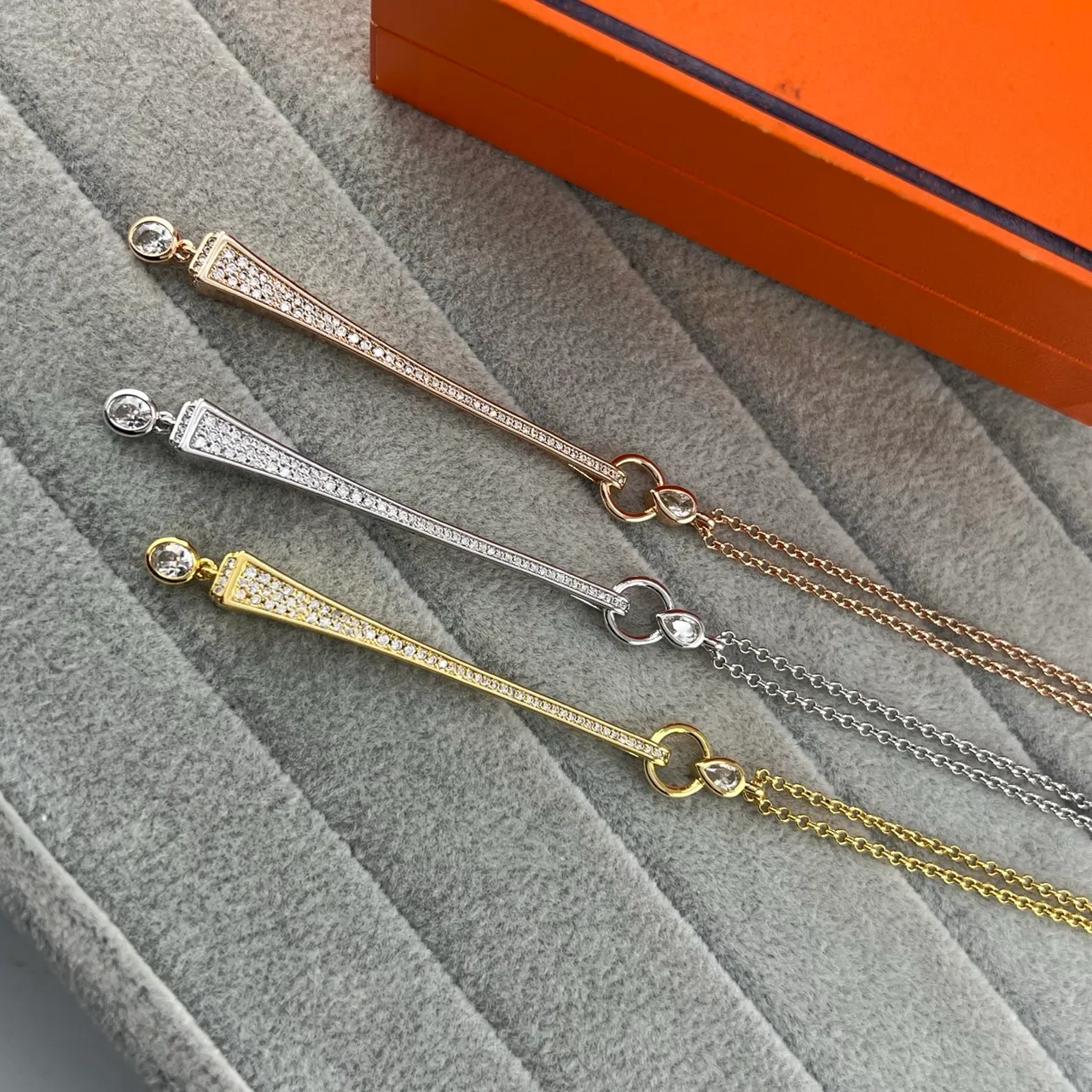 قلادة ذهبية فضية بار tapered مع حجر pavé-set 6