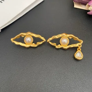 Brincos assimétricos de pérolas e cristais em tom dourado