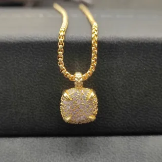 Collier avec pendentif en forme de coussin doré pavé