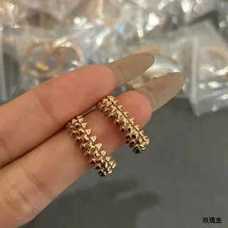 Aretes de aro con pirámide de doble fila en tono dorado con studs