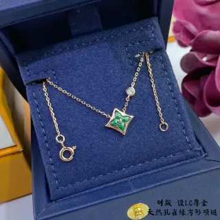 Collier pendentif carré émaillé vert ton doré