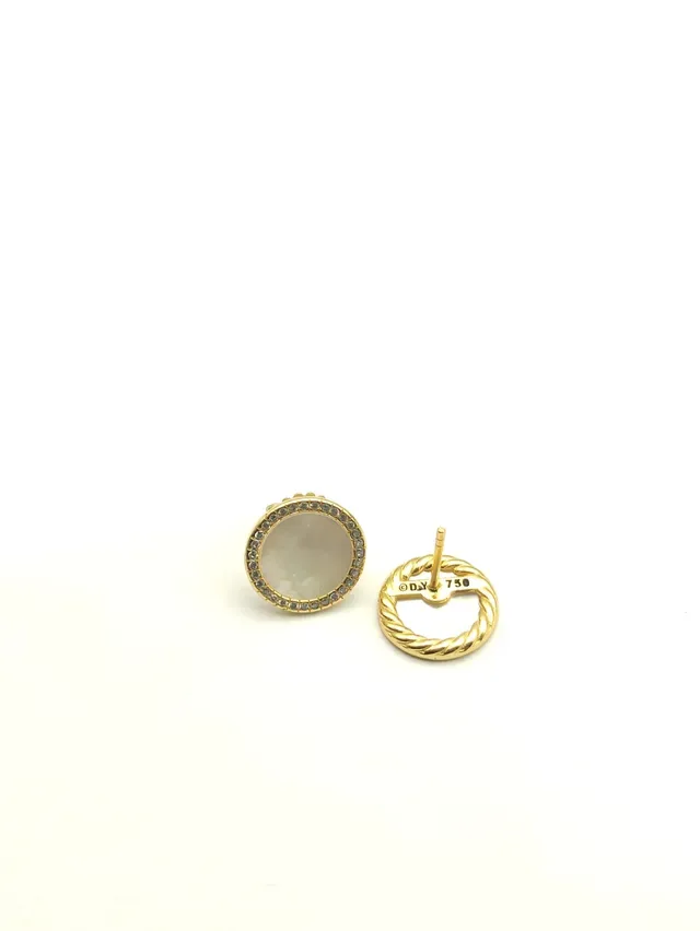 Pendientes de aretes en tono dorado con madreperla y halo de diamantes 2