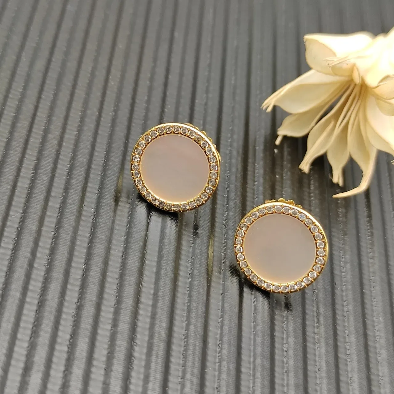 Pendientes de aretes en tono dorado con madreperla y halo de diamantes 3