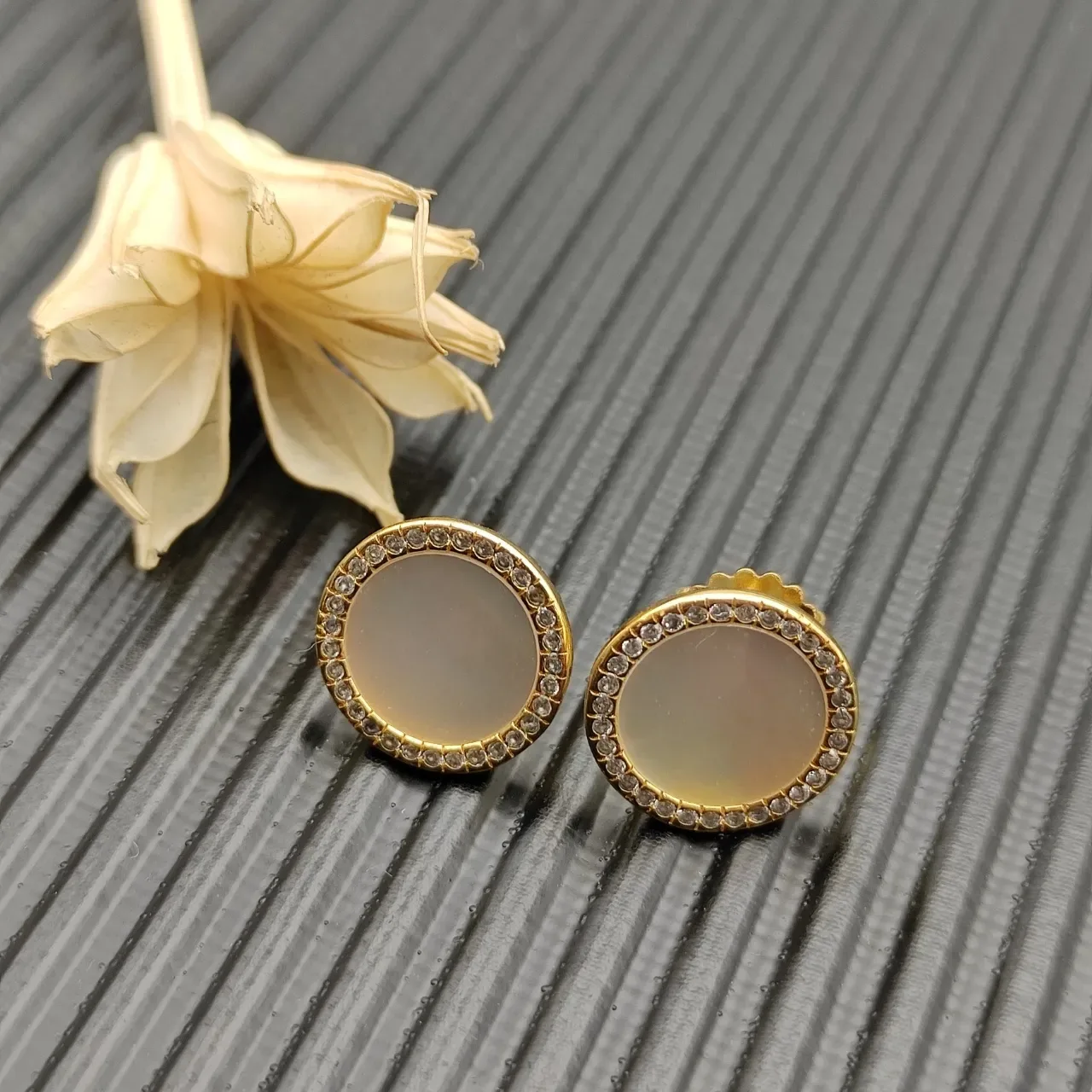 Pendientes de aretes en tono dorado con madreperla y halo de diamantes 4
