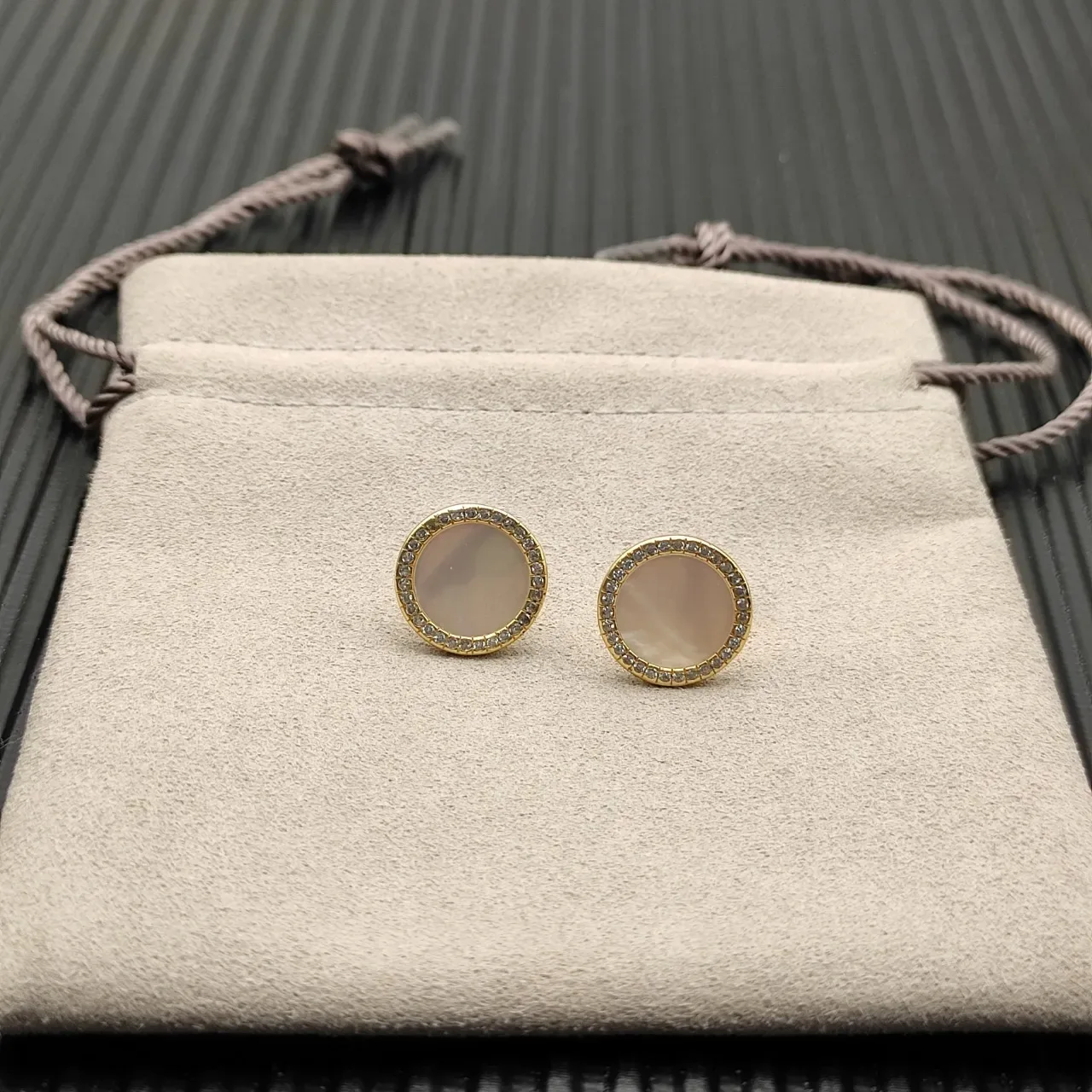 Pendientes de aretes en tono dorado con madreperla y halo de diamantes 5