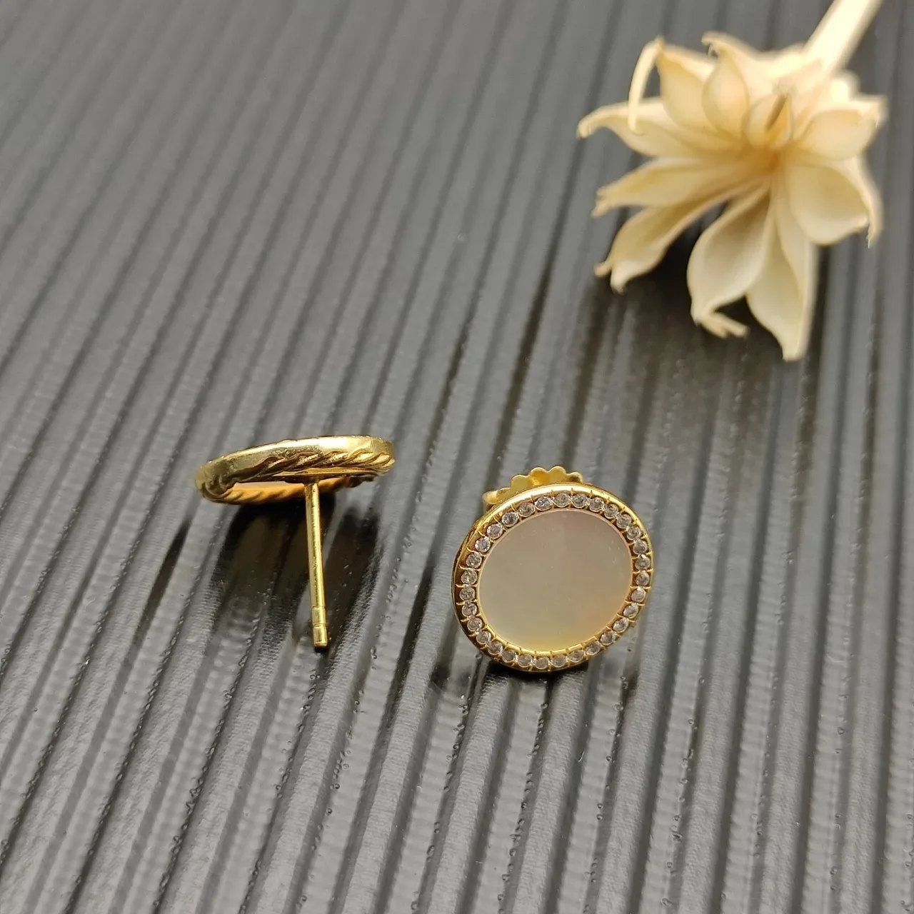 Pendientes de aretes en tono dorado con madreperla y halo de diamantes 6