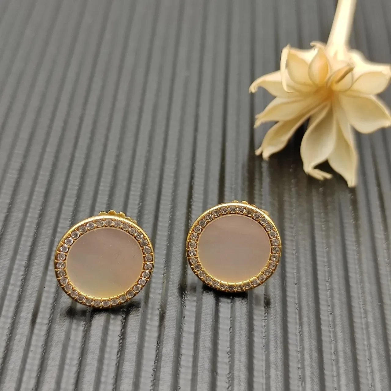 Pendientes de aretes en tono dorado con madreperla y halo de diamantes 7